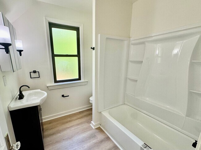 Building Photo - Newly Renovated 2 Bed, 1 Bath Home with Bonus Room - Conveniently Located, Central Heat - Availab...