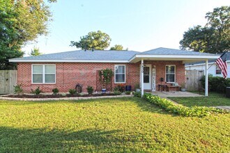 Building Photo - Updated 2BR Home Near Downtown Pensacola –...