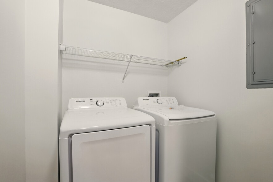 Full Size Washer & Dryer - 9845 Baywinds Dr