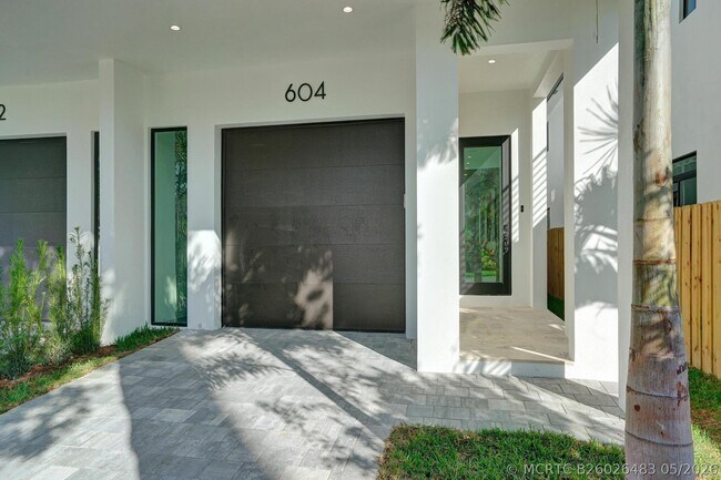 Building Photo - 604 SW 7th Ave