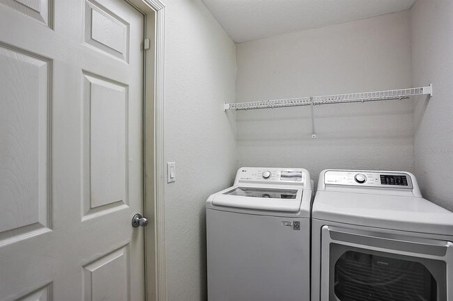 Building Photo - 581 Greenshank Dr