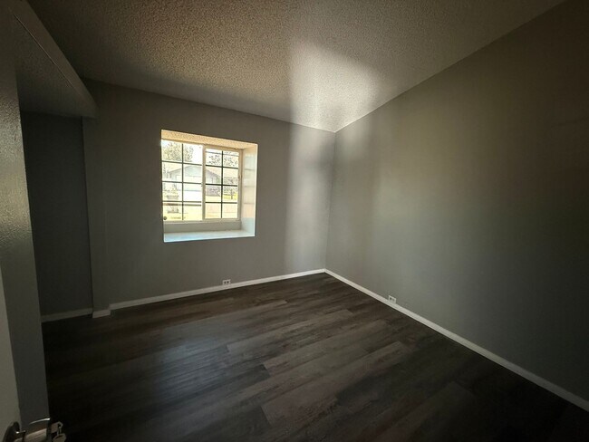 Building Photo - 4 bedroom 2 bath!