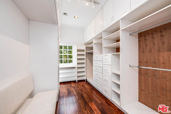 Building Photo - 547 Loring Ave