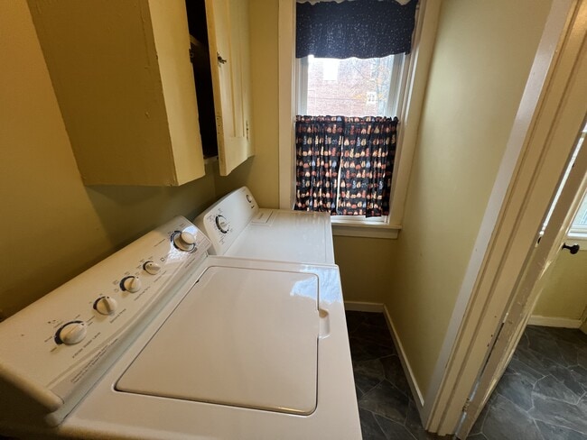 Building Photo - 533 W Walnut St