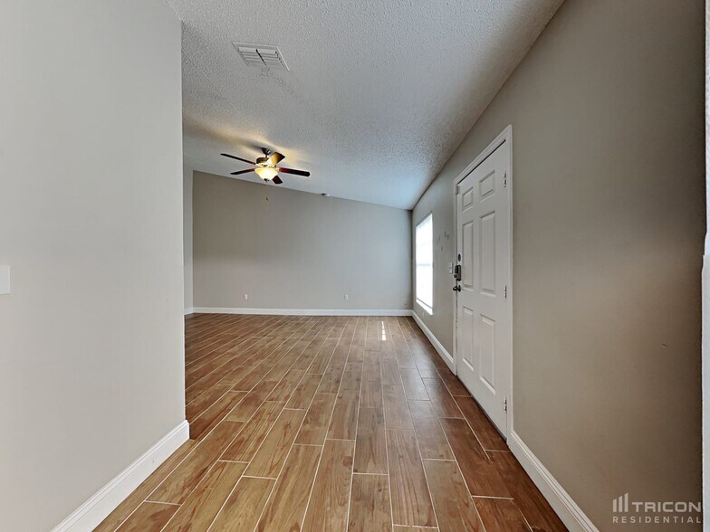 Building Photo - 10919 Livingston Dr