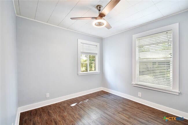 Building Photo - 717 S Laurel Ave