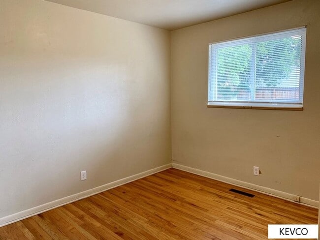 Building Photo - Ranch-Style Home in Campus West