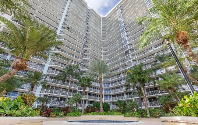 Building Photo - 7601 E Treasure Dr