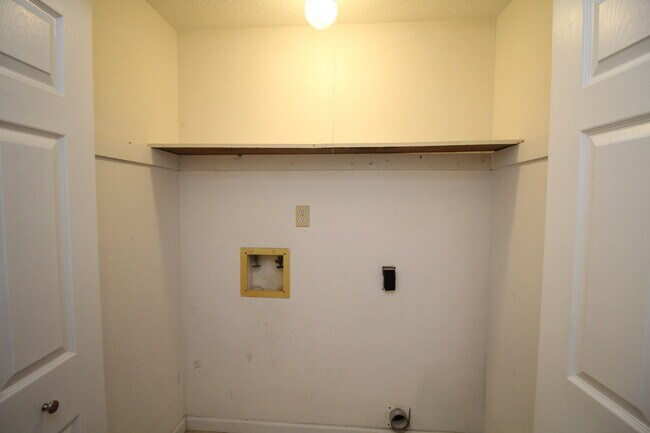 Building Photo - Spacious Vinyl-Sided 2BR Apartment with Open Layout, Private Patio, and Pet-Friendly Options – Av...