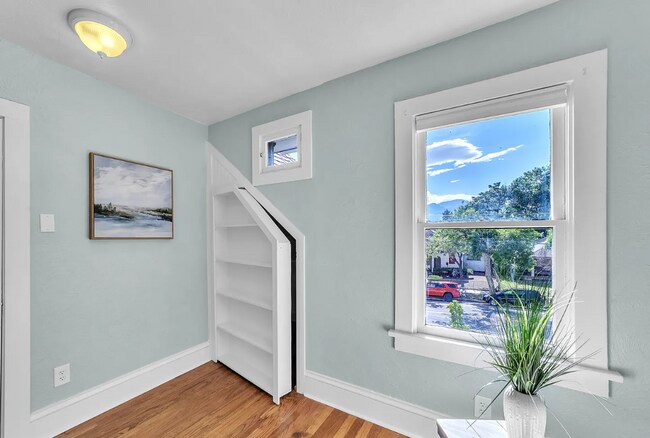 Building Photo - MOVE IN SPECIAL! 6 WEEKS RENT FREE! Beautiful 5 Bedroom Home with Lots of Natural Light!