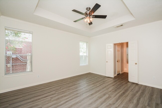 Building Photo - 918 Tennyson Dr
