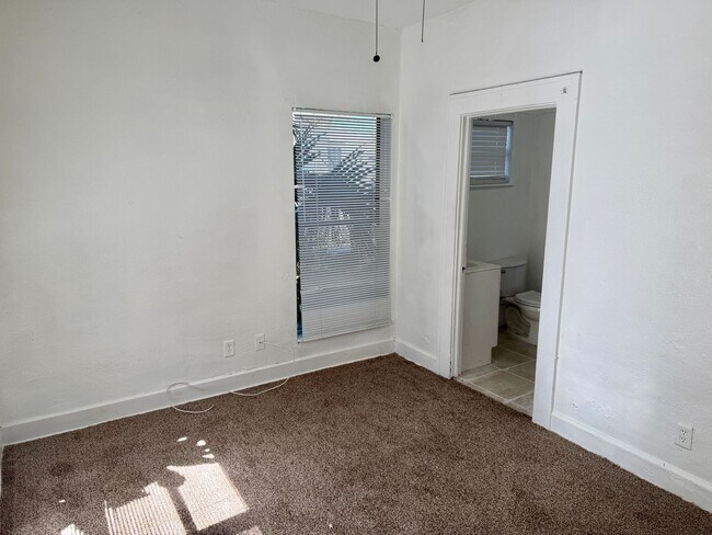 Building Photo - 3/1 Located in South St. Pete!