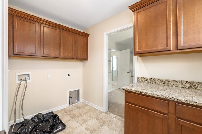 Building Photo - 865 Cormier Dr