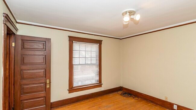 Building Photo - 823 Dewey Ave