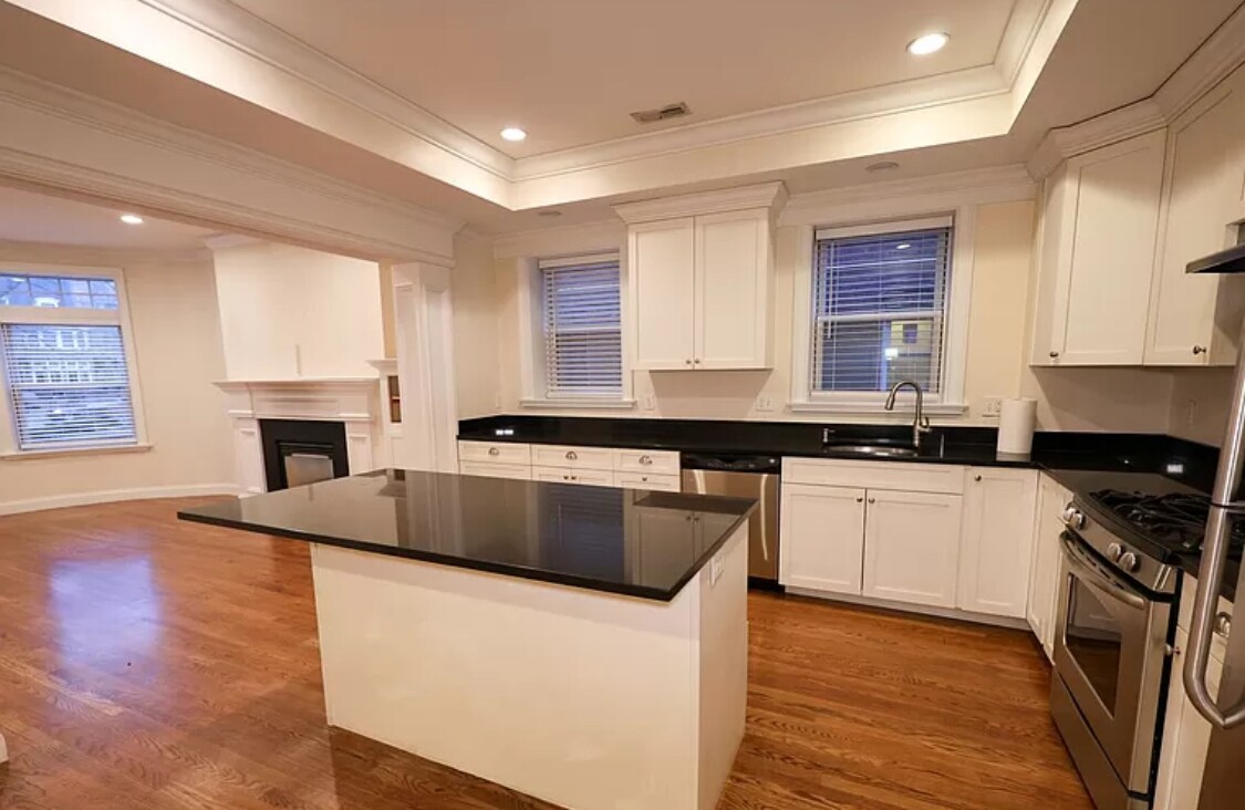 Building Photo - 1803 Beacon St