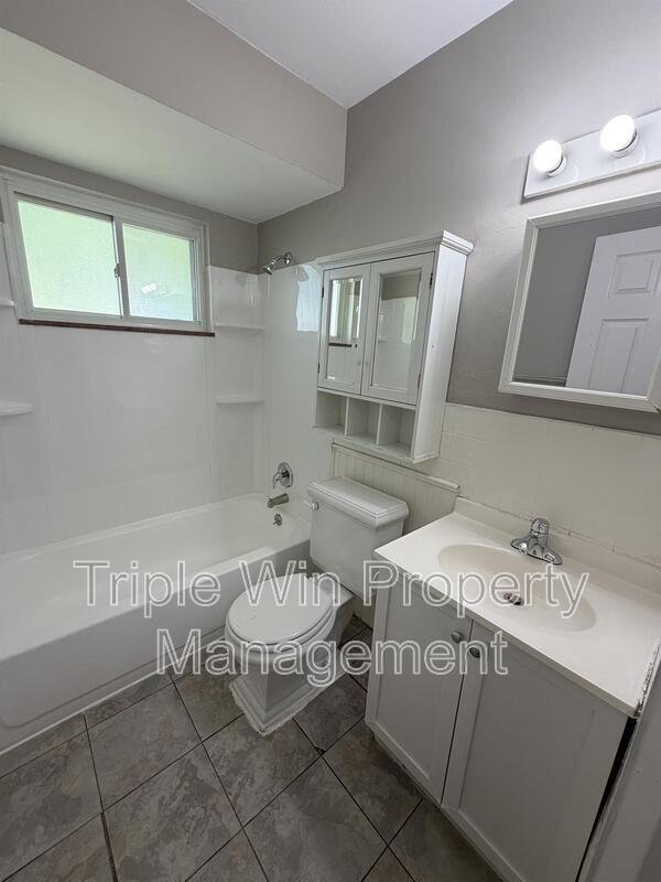 Building Photo - 675 Lilac Dr