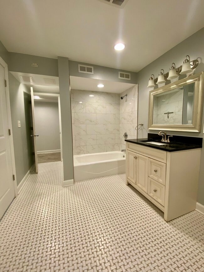 Building Photo - 1721 W Bryn Mawr Ave