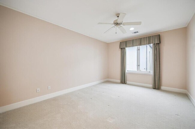 Building Photo - 5134 Longmont Dr