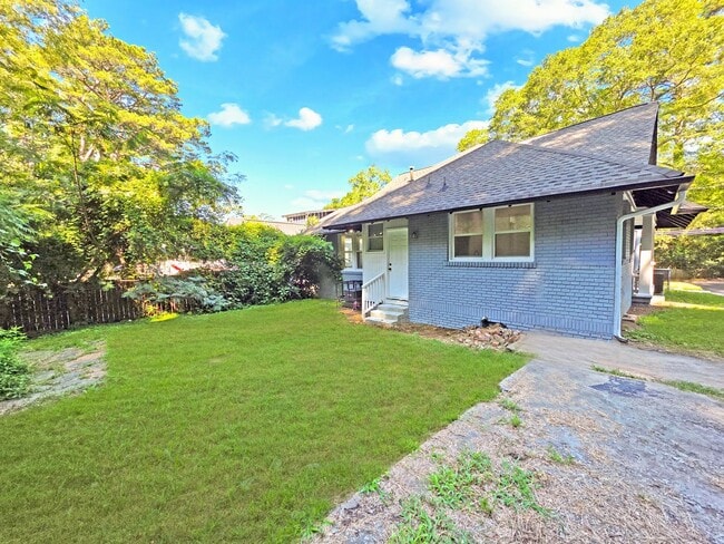 Building Photo - Beautifully Renovated 4 Bedroom Home in th...