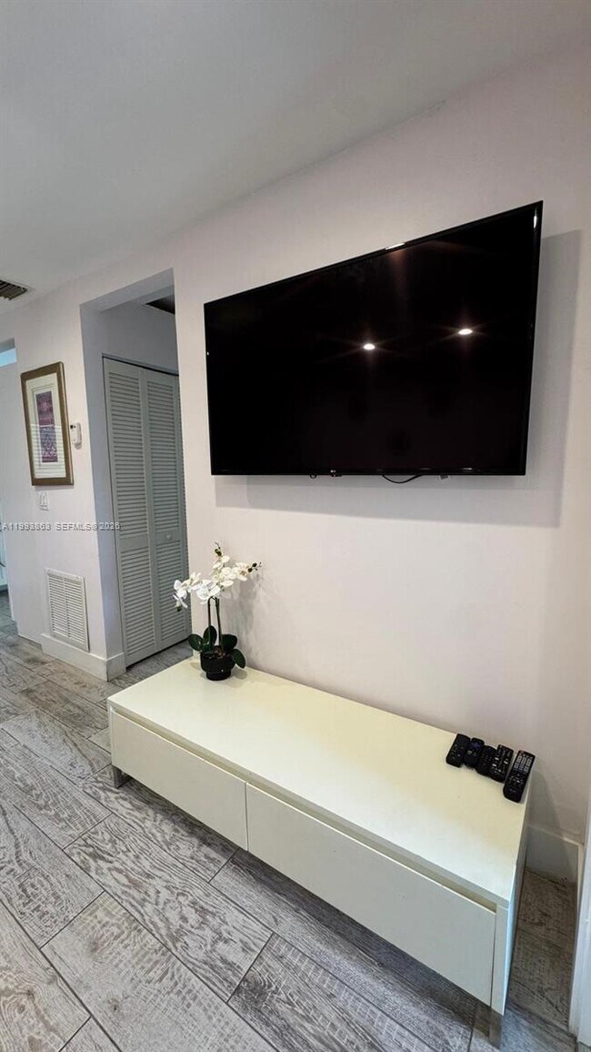 Building Photo - 414 9th Ave N