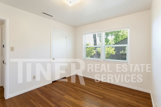 Building Photo - 541 Sandburg Dr