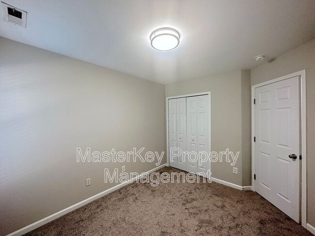 Building Photo - 631 Elm Ave