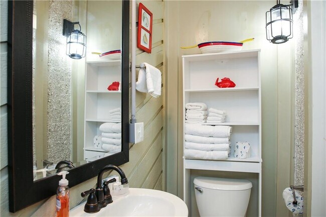 Building Photo - 1000 Sea Island Rd