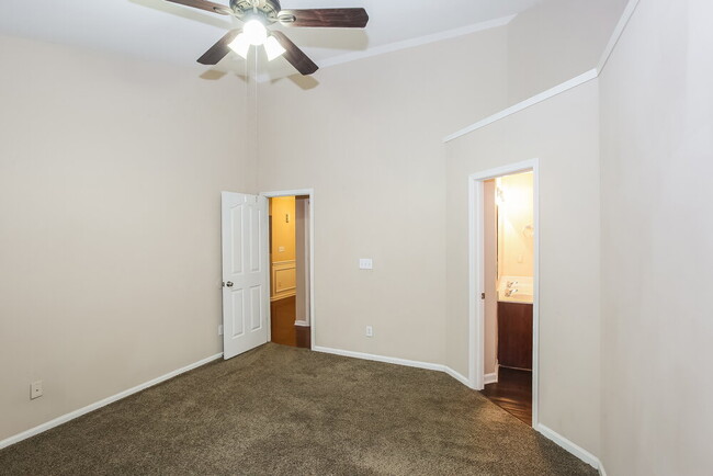 Building Photo - 6825 Goldenwillow Dr