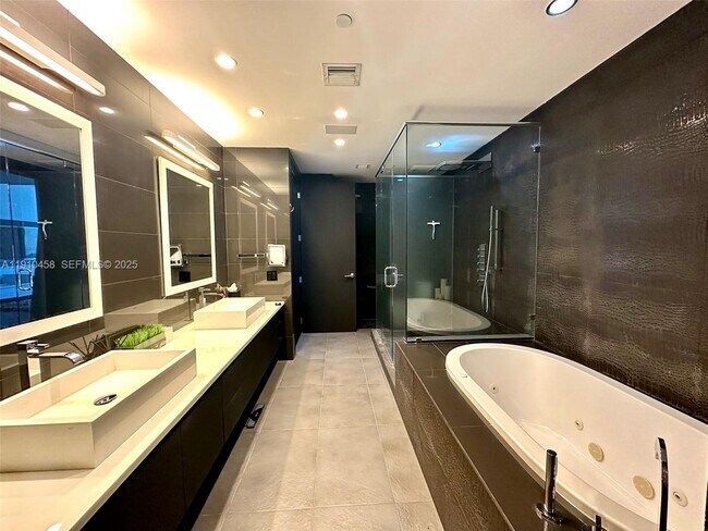 Building Photo - 1425 Brickell Ave