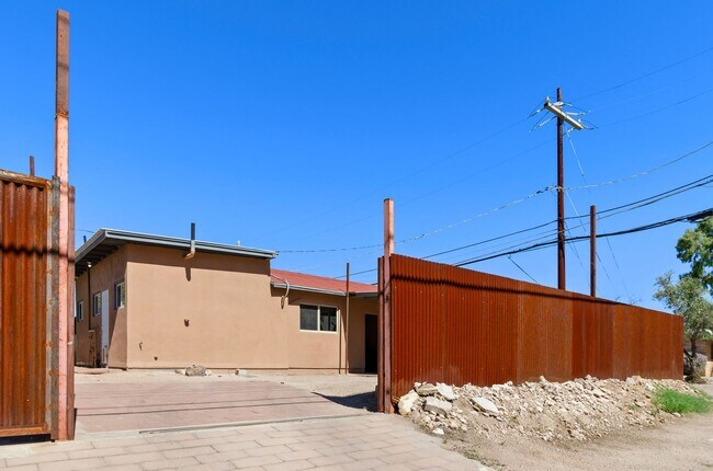 Building Photo - 1541 E Mabel St