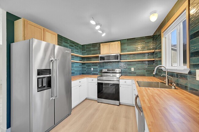 Building Photo - $2,495, 3 beds, 2.5 bath Updated Home in Co Springs with Fenced In Yard!