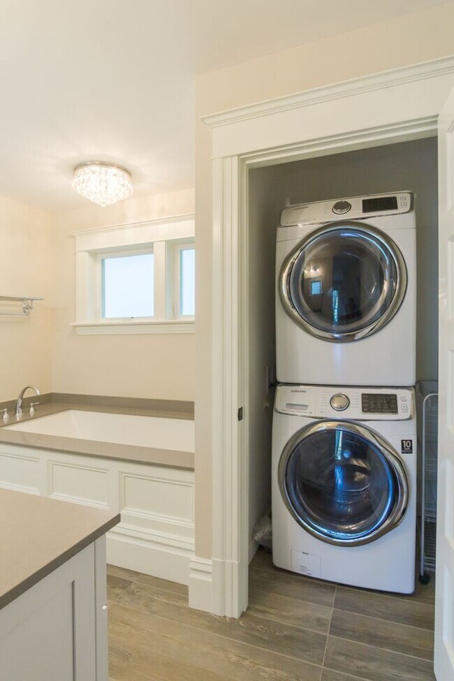 Building Photo - 6bd/3.75ba Seattle Home