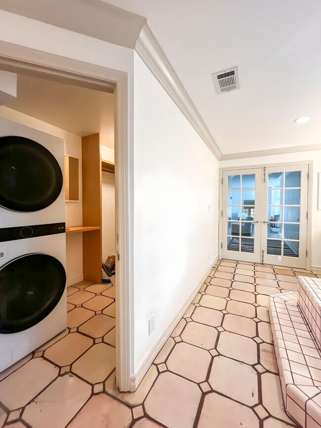Building Photo - Unbelievable Furnished Studio Lease in WeH...
