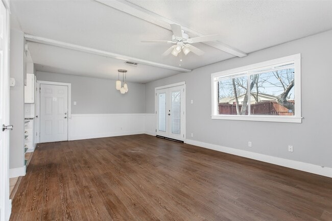 Building Photo - 2121 Travis Dr