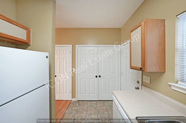 Building Photo - 2/2.5 End unit town home close to dining and shopping