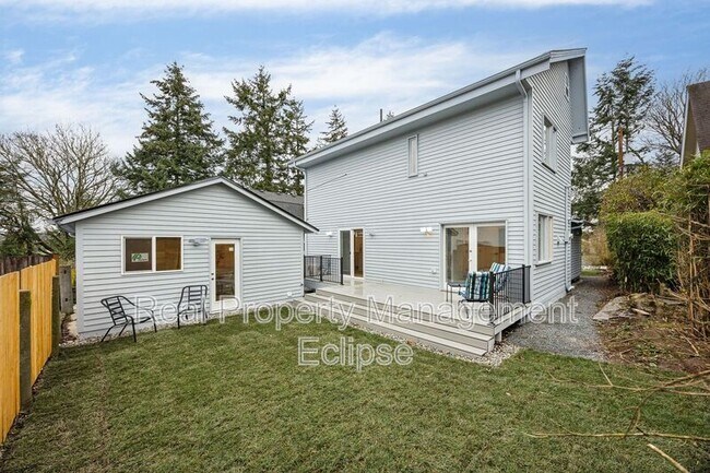 Building Photo - 742 N 90th St