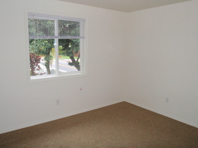 Building Photo - **BEAUTIFUL 3B/2.5Ba HOME IN DESIRABLE FIS...