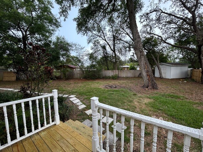 Building Photo - Spacious and Perfectly located 4/2 home in...