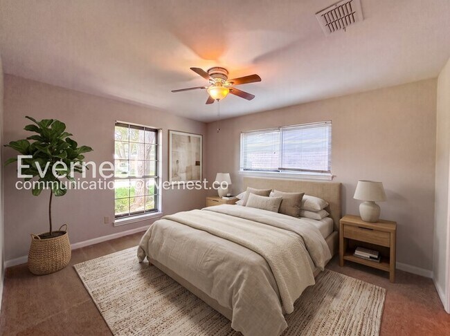 Building Photo - 3 Bed/2.5 Bath Home with Fenced Yard & Detached Garage / Pet-Friendly / Available Now!