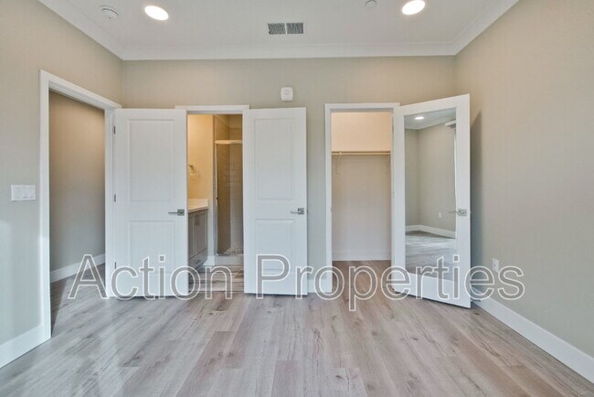 Building Photo - 549 Walker Dr