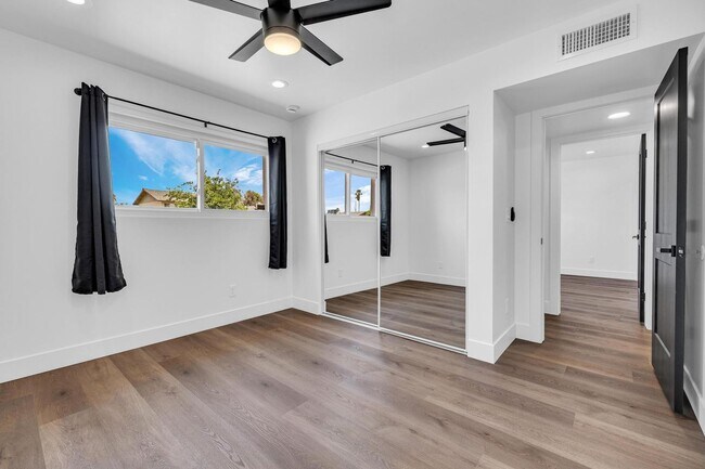 Building Photo - 6 Bedroom/4 Bath - Fully Remodeled