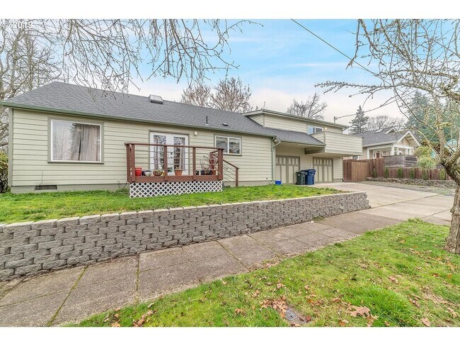 Building Photo - Charming 4-Bedroom Home Near UO Campus – Spacious, & Well-Maintained