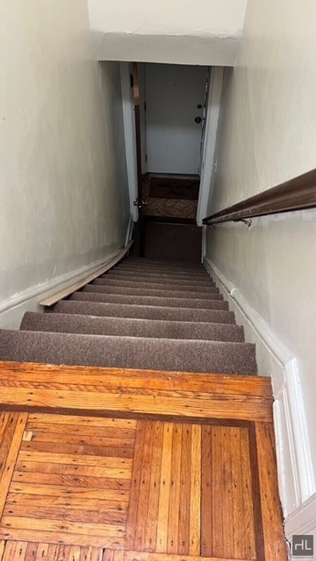 Building Photo - CLARENDON ROAD