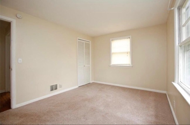 Building Photo - 185 Hildegarde Rd