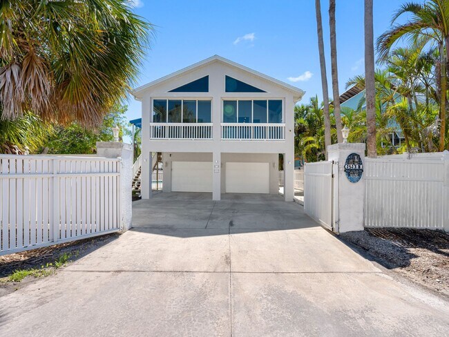 Building Photo - Steps to One of the Finest Beaches – Spaci...
