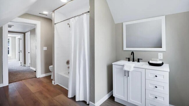 Building Photo - Cute Bungalow for Rent!