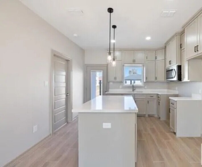 Building Photo - 1004 Gabriela St