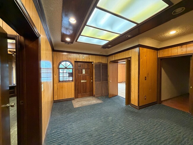 Building Photo - 3BEDROOM 1 BATHROOM COMMERCIAL PROPERTY