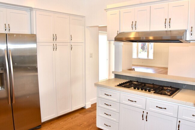 Building Photo - Beautiful spacious Home