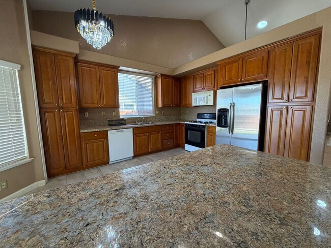 Building Photo - AVAILABLE NOW! Come view this 5 Bedroom single family home in Rocklin!